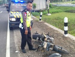 Kecelakaan Laka Lantas di Bundaran Masjid Jami Praya Lombok Tengah (Loteng), pada Selasa sore, 14 Mei 2025. Seorang pengendara sepeda motor,